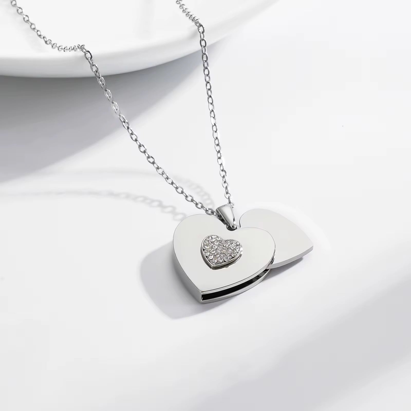 Nura heart necklace personalised