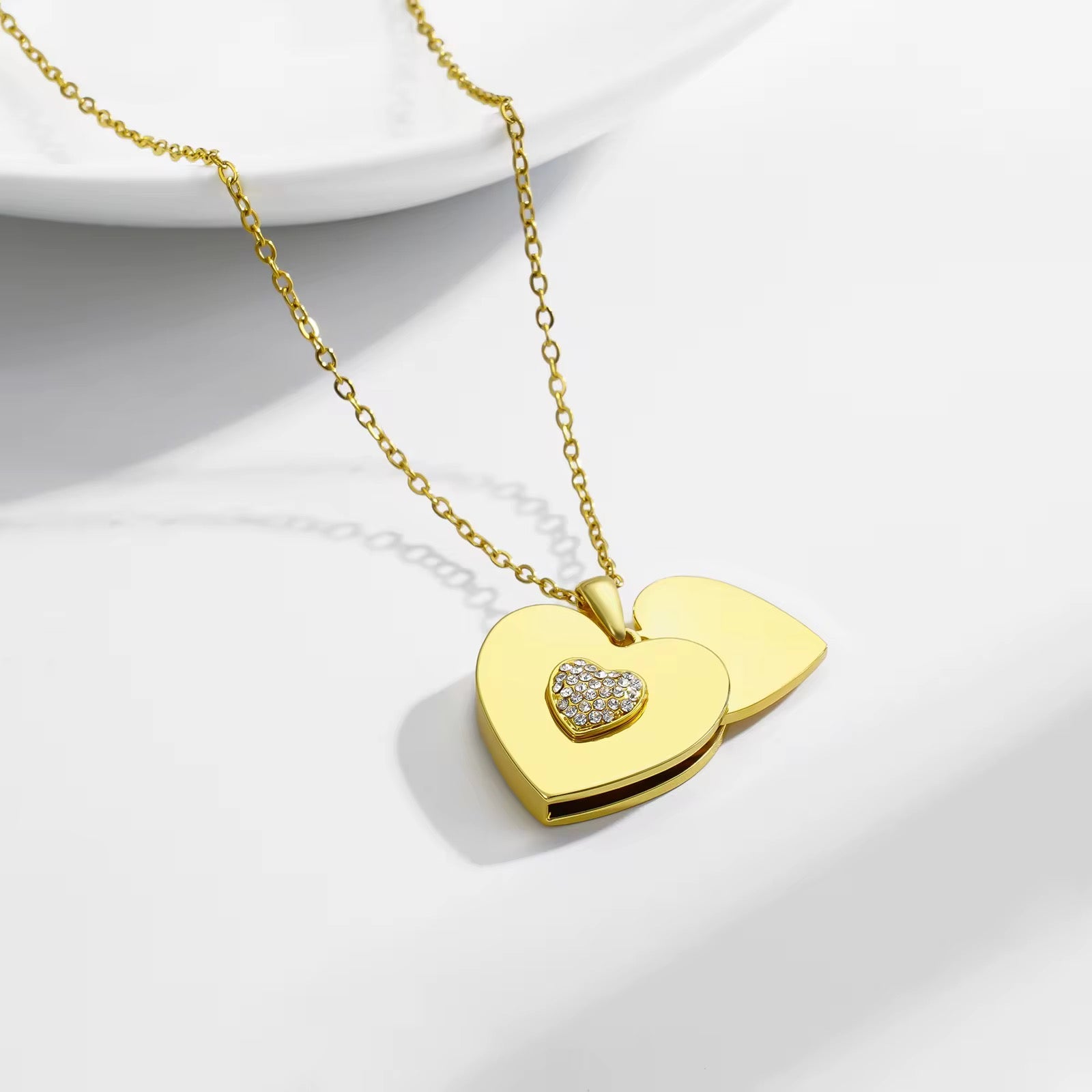 Nura heart necklace personalised